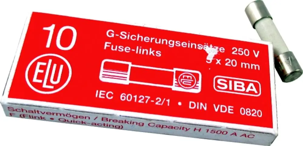 Rote Verpackung mit weißen Schriftzügen und einer Sicherung daneben. Auf der Verpackung sind die Marke Wolf und technische Details zu sehen.